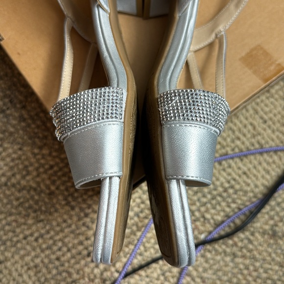 NWOT - Lifestride Womens Joy Strappy Sandal, Silver, Size 8.5W - Picture 5 of 16